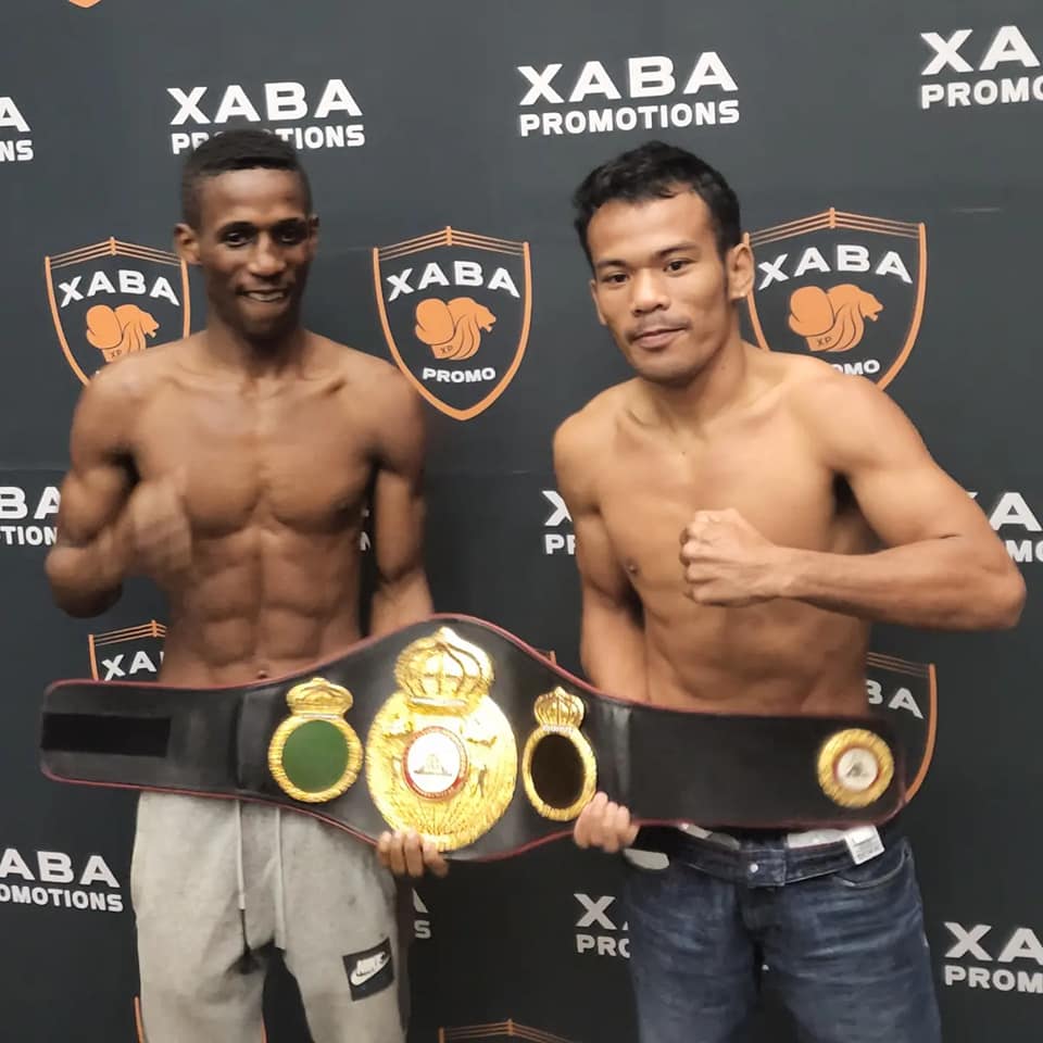 Ben Mananquil (right) and Phumelele Cafu (left) strikes a pose while holding the WBA intercontinental super flyweight title. | Photo from Sanman Boxing Gym.