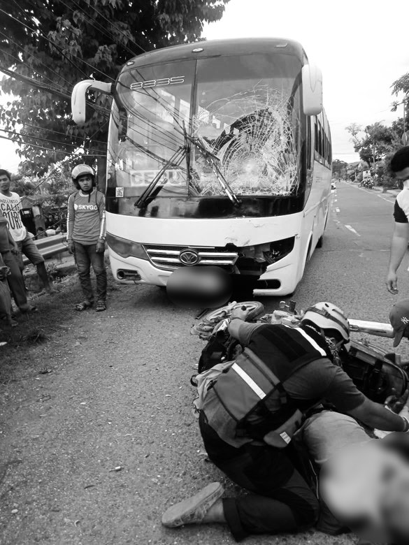 Sibonga accident kills 1. A motorcycle driver died while his back rider was injured after their motorcycle slammed into the side of the Ceres bus as they were negotiating a curved road in Barangay Poblacion, Sibonga town in southern Cebu in the early morning of Monday. | Photo courtesy of Sibonga PS