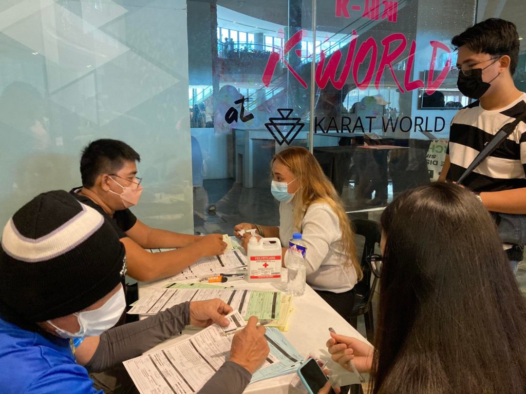 COMELEC VOTER'S LISTING IN MALL. Hundreds of voter registrants line up and wait for their turn at a mall in Cebu City on Friday, July 22, 2022, the second to the last day of the voters registration period for the December 2o22 SK and Barangay elections | Wenilyn B. Sabalo