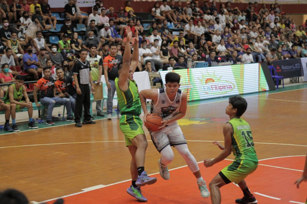 Matthew Flores of the Consolacion Sarok Weavers drives to the basket while being guarded by two defenders from Asturias during their PSL 21U game on Sunday, July 17, 2022. | Photo from the PSL Media Bureau