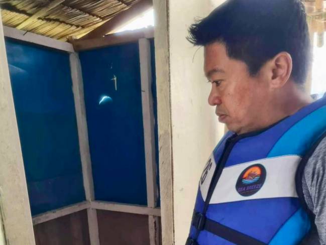 Cordova Mayor Cesar "Didoy" Suan checks the floating cottages in the town to see if they are complying with the town's ordinances in a surprise inspection on Sunday, July 24, 2022. | Photo Courtesy of Cordova PIO