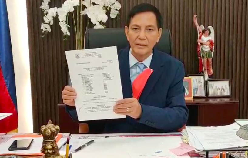 FREEDOM OF INFORMATION ORDINANCE SIGNED. Cebu City Mayor Michael Rama shows the signed copy of the City's FOI Ordinance./Photo screen grabbed from Cebu City PIO's FB Live via Wenilyn B. Sabalo