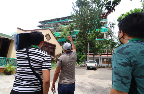 OBO personnel conduct an inspection for story:Cebu City's OBO identifies old structures for demolition, renovation