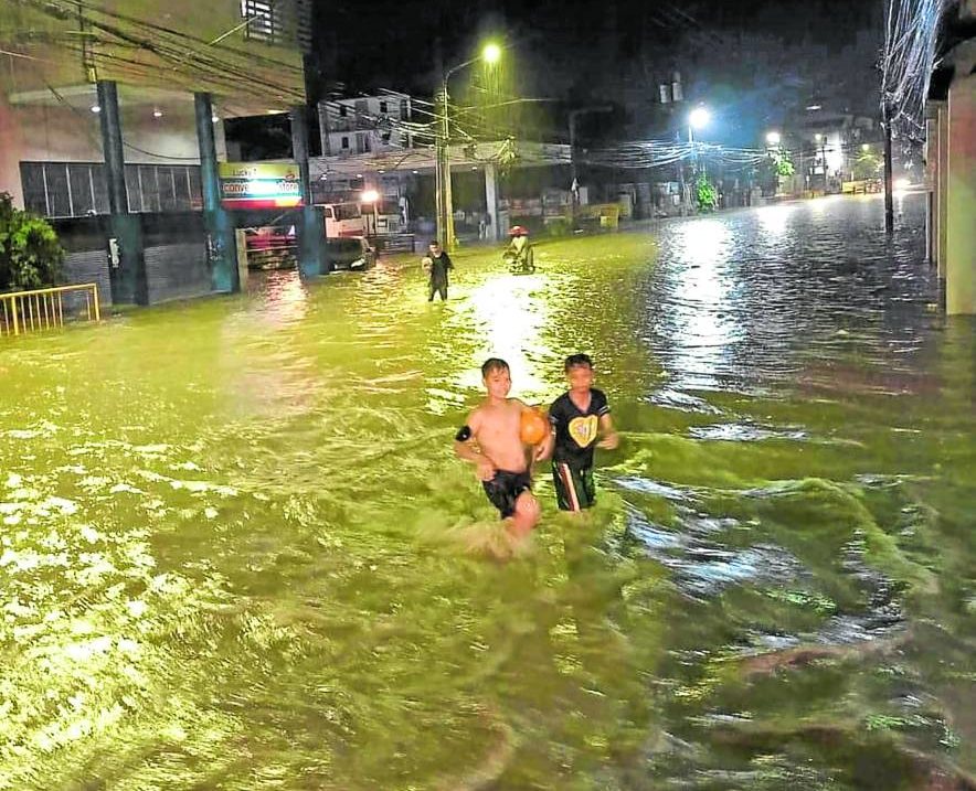 Photo of a flood street in down Cebu City.