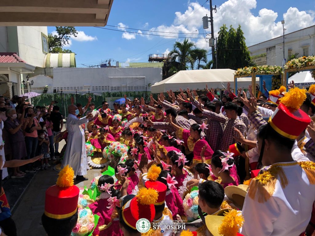 PASIGARBO SA SUGBO. Performers of the Panagtagbo Festival of Mandaue City receive prayers and blessings during a send-off Mass at the National Shrine of St. Joseph on Sunday morning. | Photo courtesy of the National Shrine of St. Joseph