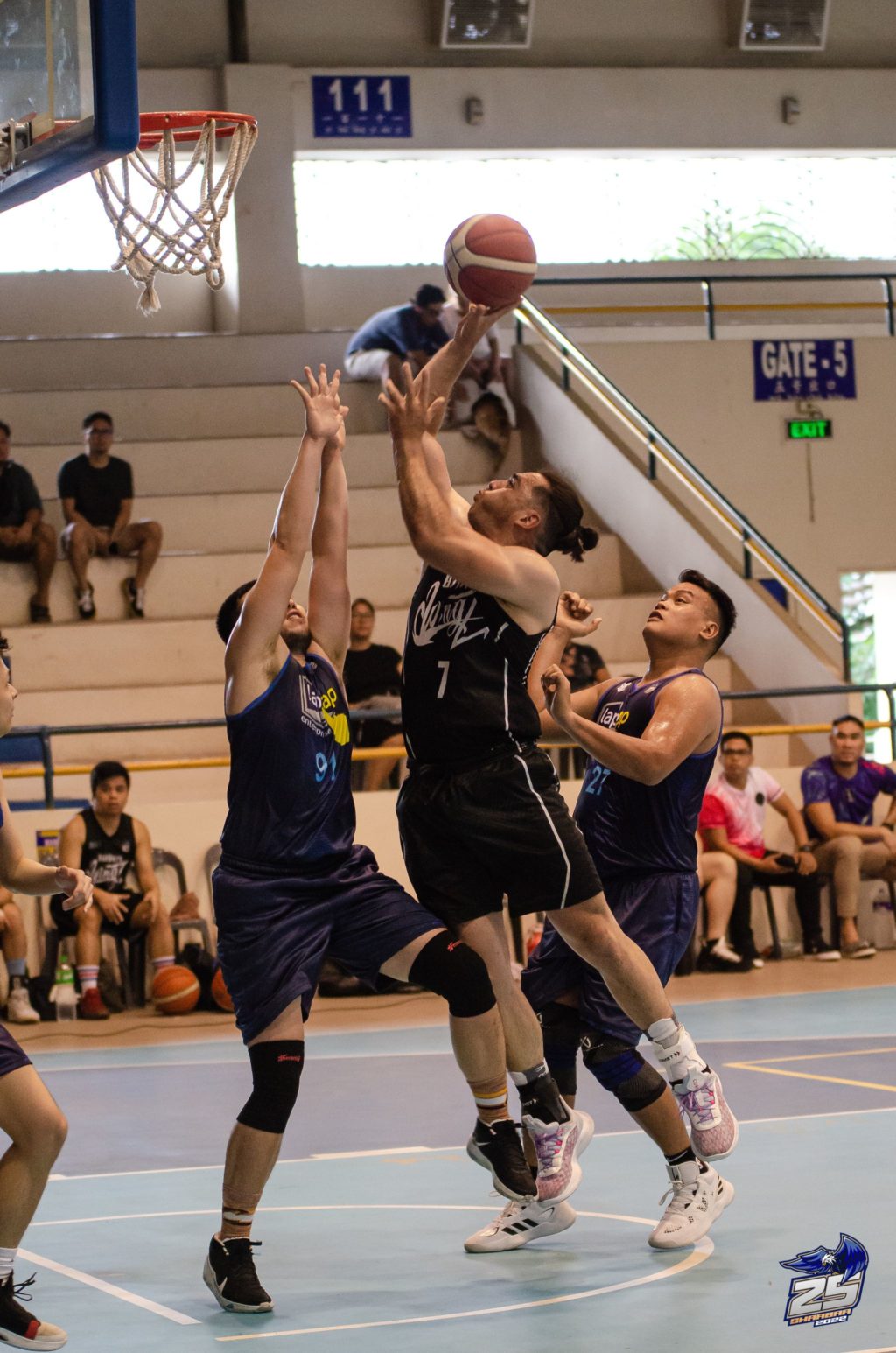 Batch 2007's Christian Leigh Dixon (7) has a double-double performance as he helps his team beat Batch 2006 on Sunday's SHAABAA game at the Magis Eagles Arena in Barangay Canduman, Mandaue City. | 📷: SHAABAA