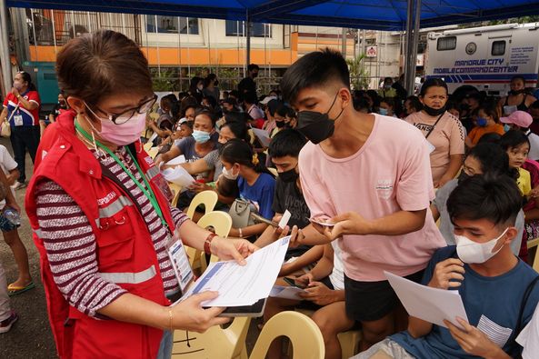 DSWD-7 Regional Director Shalaine Marie Lucero attends to a student who applied for educational assistance in Mandaue City on Saturday, August 20, 2022. | Contributed photo