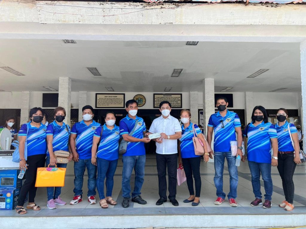 Members of the Barangay Council in Caw-oy, Lapu-Lapu City receive the P50,000 cash incentive from Mayor Junard "Ahong" Chan. | Futch Anthony Inso