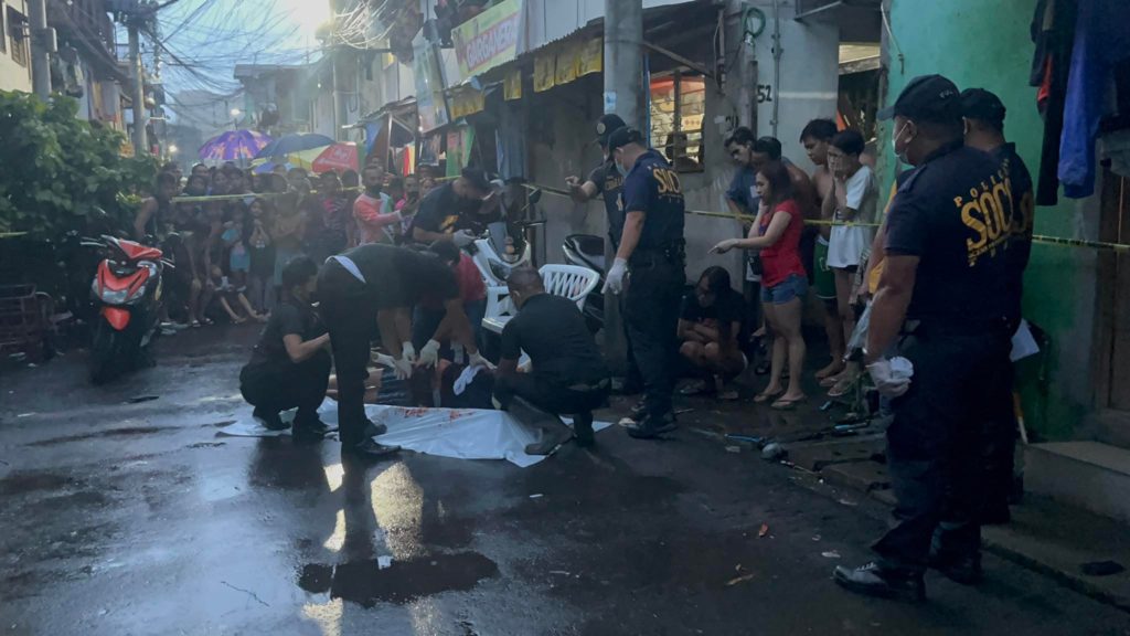 Cebu City policemen, who are members of the Scene of the Crime Operatives (SOCO) process the crime scene of the shooting in Barangay Kamagayan, Cebu City on August 6. | file photo (Contributed) 