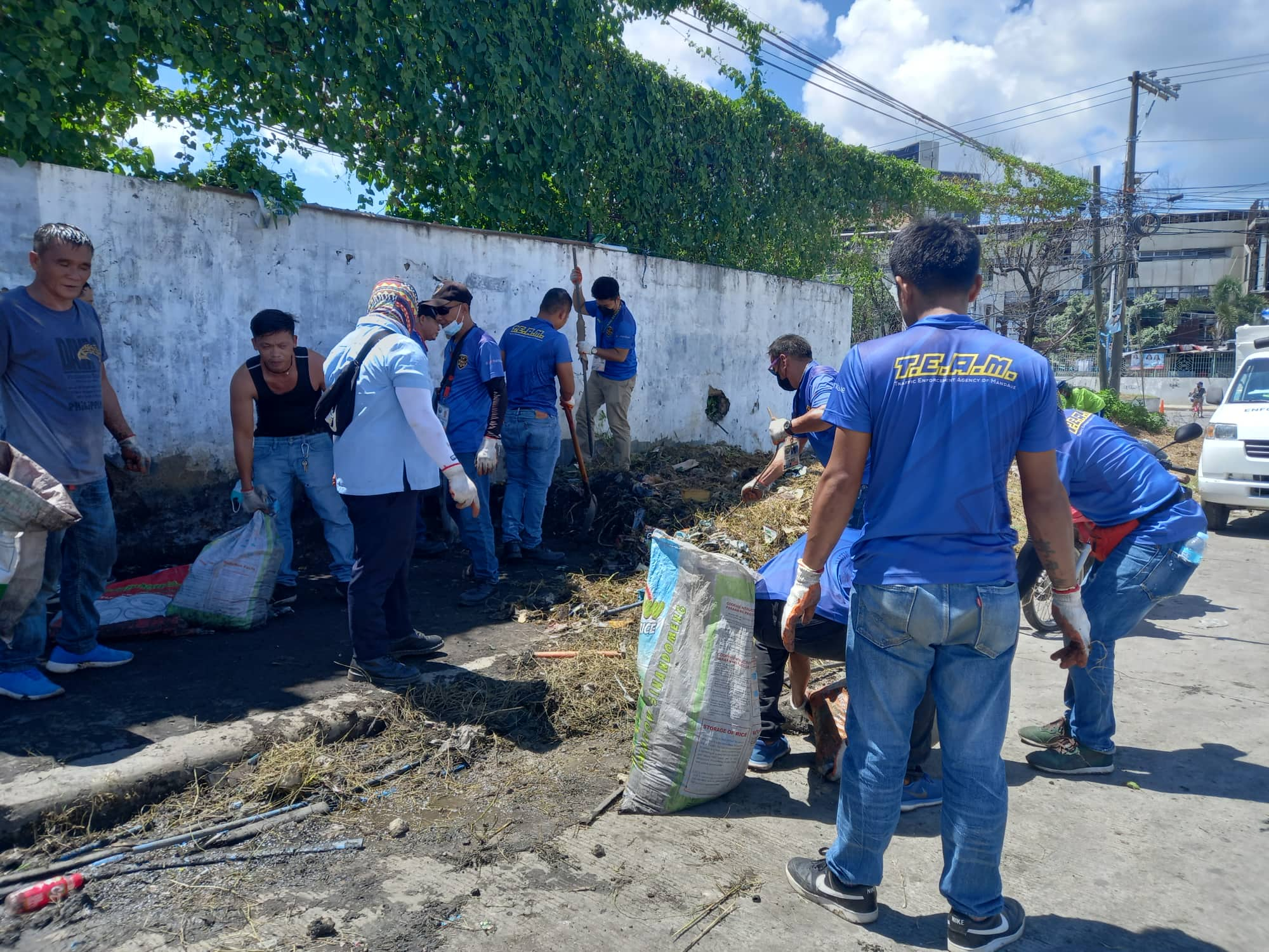 MCEU Cleans Up Sidewalks As Mandaue’s Charter Day Nears | Cebu Daily News