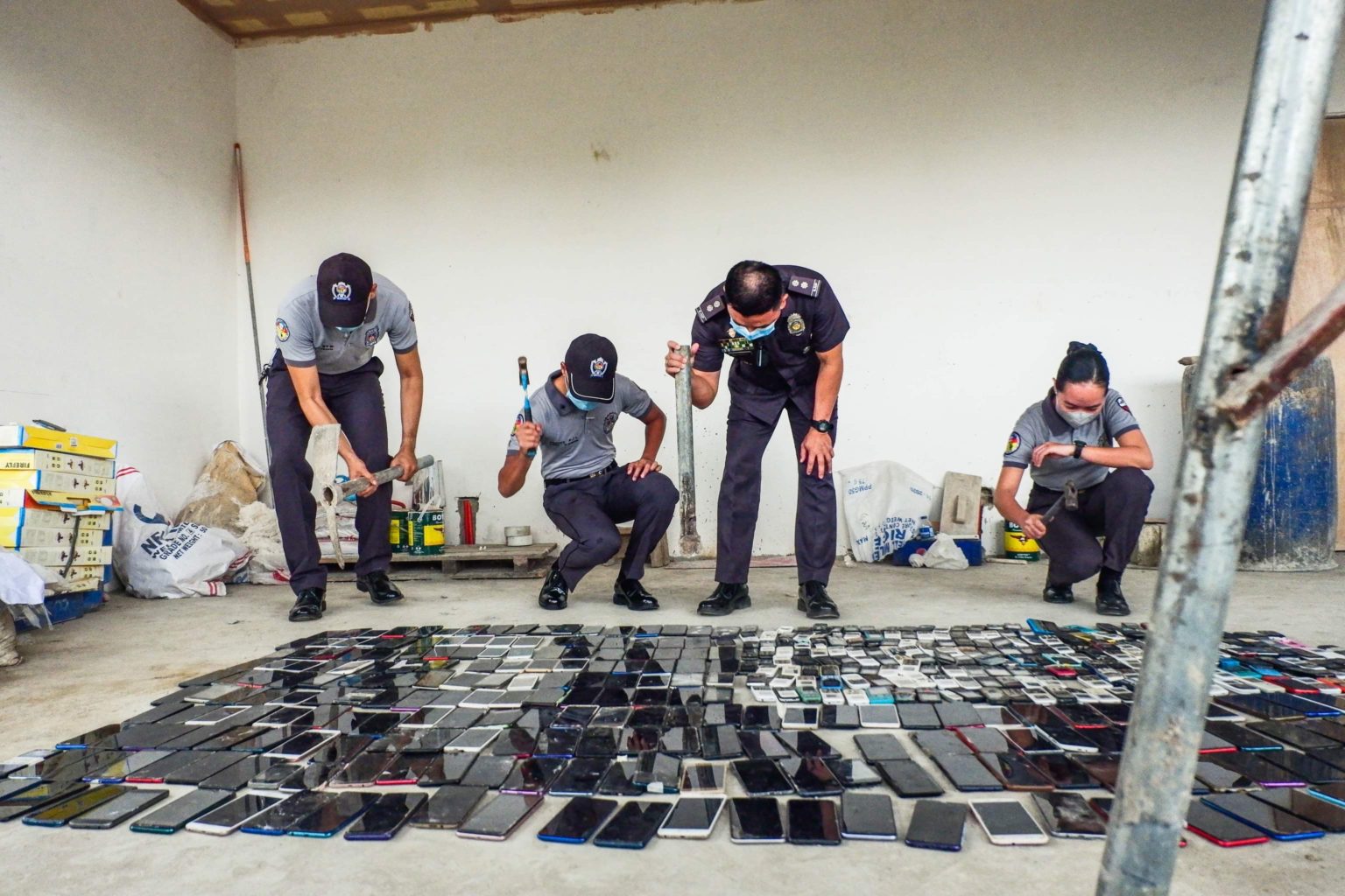 Cellphones Seized From Cebu City Jail Male Dormitory Destroyed Cebu