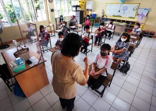 COVID-19 outbreaks unavoidable during face-to-face classes — OCTA: In this file photo are students and teachers at the General Roxas Elementary School in Quezon City conducting a dry run of face-to-face class in this photo taken on February 8, 2022, to familiarize the students on the new rules in the conduct of classroom learning in the time of the pandemic. INQUIRER FILE PHOTO / GRIG C. MONTEGRANDE