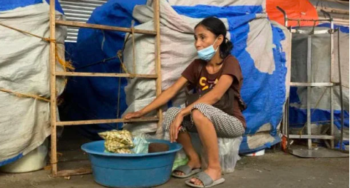 LIVING IN POVERTY. Imelda Mendez, 42, works from 3 a.m. to 3 p.m. every day inside the Cauayan City Public Market, to bring home a meager amount of money for her family. PHOTO BY KURT DELA PEÑA