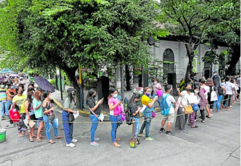 Beneficiaries of the educational assistance distributed by the Department of Social Welfare and Development (DSWD) form a more orderly queue outside the DSWD-NCR office in Sampaloc, Manila. (RICHARD A. REYES / INQUIRER file photo)