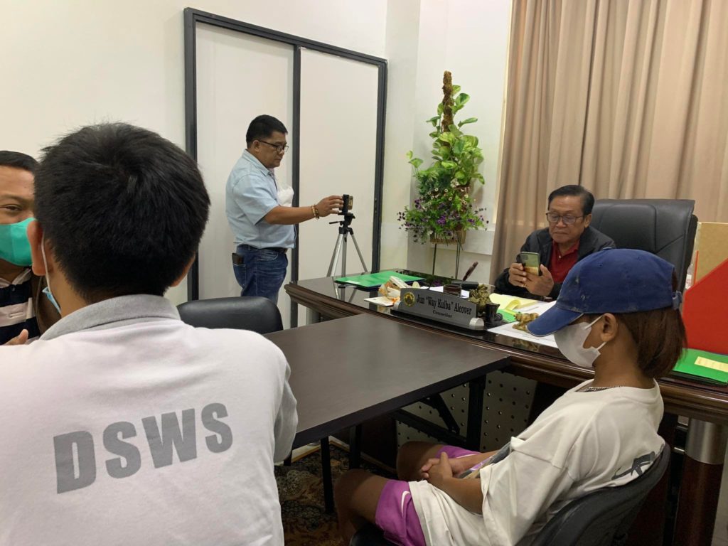Sibling of a minor allegedly involved in killing a scholar in Barangay Bulacao, Cebu City, last August 6, 2022, surrenders at the office of Councilor Jun Alcover on Thursday afternoon, August 25, 2022, accompanied by a social worker.| Wenilyn B. Sabalo