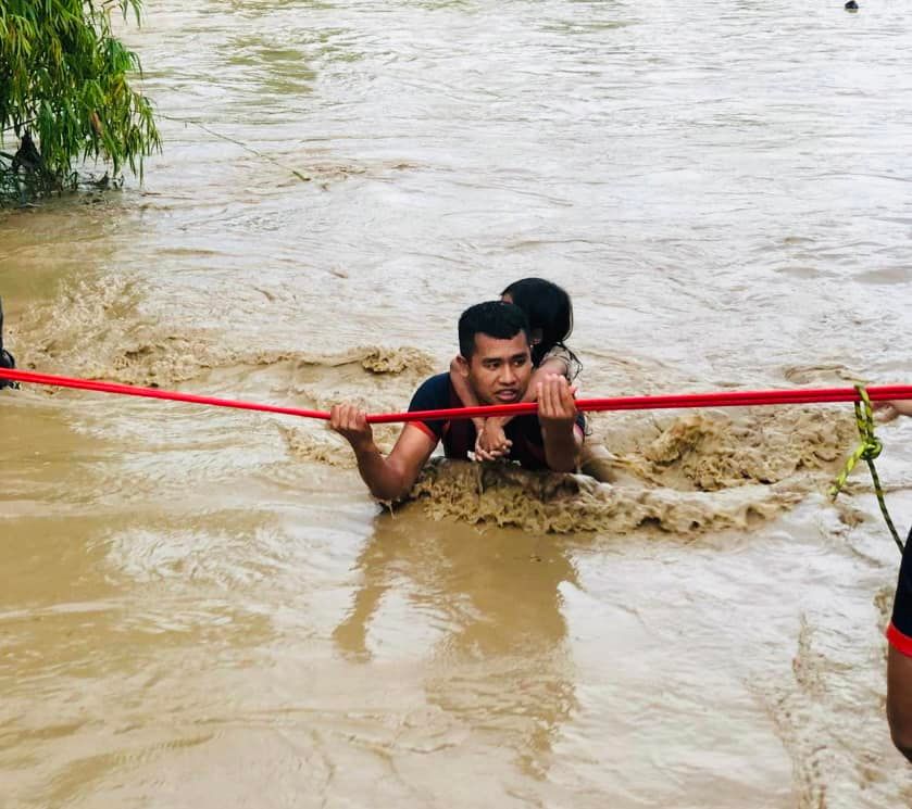 Rescue operations conducted after heavy flooding hit parts of Metro Cebu. A BFP personnel rescue braved the waters to rescue a girl in Barangay Umapad, Mandaue City.