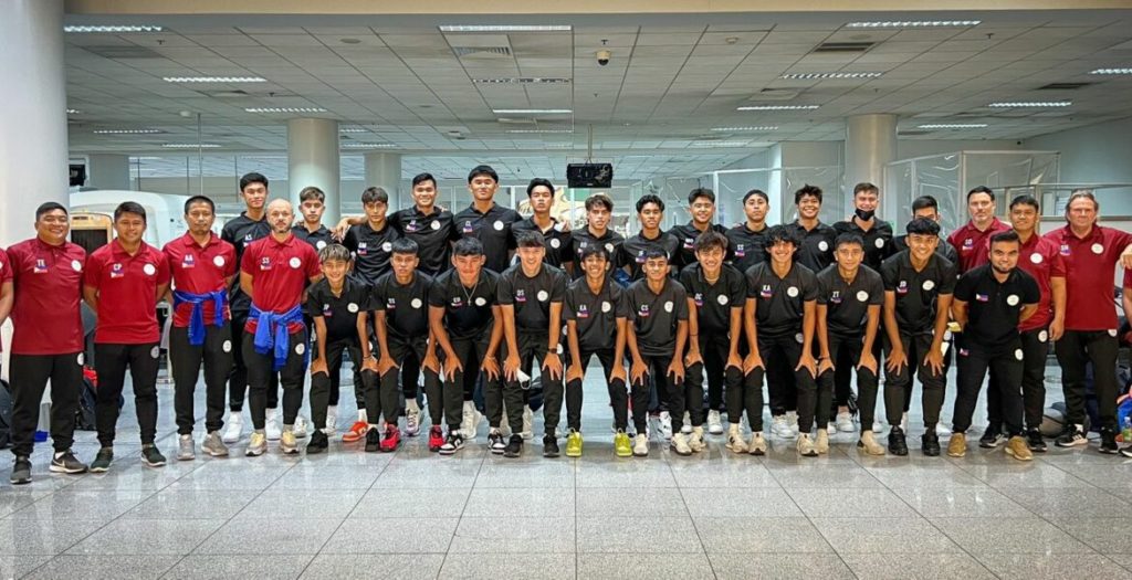 Philippine U19 football team take time for a photo opportunity before departing to Oman on September 11, 2022. | Photo from the PFF Website