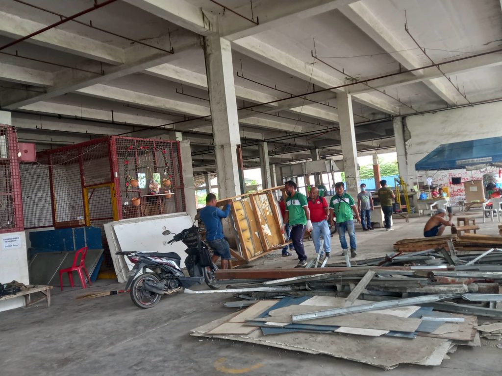 HUDO: 14 families taking shelter in old Mandaue public market sent home. Some 14 families staying inside the old public market in Mandaue City, which was damaged by the 2013 earthquake, has been sent home to their respective barangays. | Mary Rose Sagarino