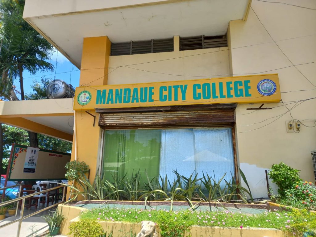 Mandaue City Mayor Jonas Cortes is pushing for the Mandaue City College to become a city department so that the it can improve its services to its students. | Mary Rose Sagarino