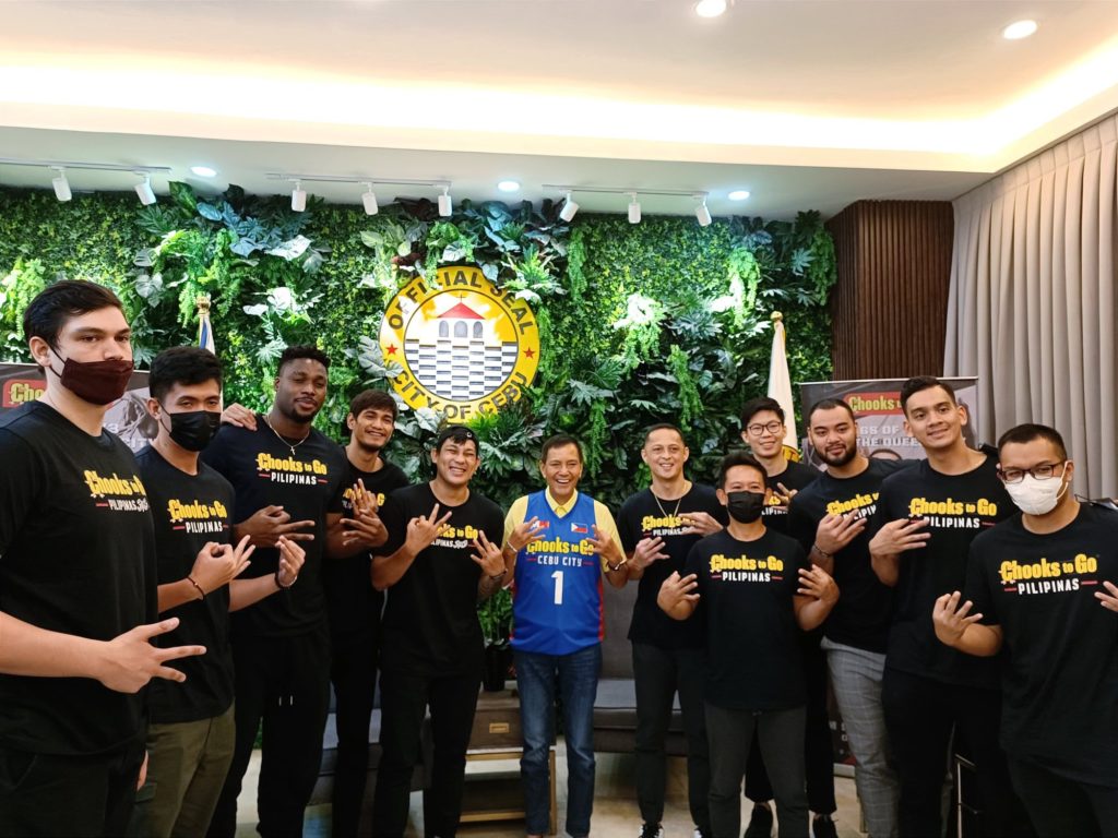 The Cebu Chooks and Manila Chooks 3x3 squads flank Cebu City Mayor Michael L. Rama during their courtesy call at the Cebu City Hall on Friday, Sept. 23, 2022. | Glendale G. Rosal