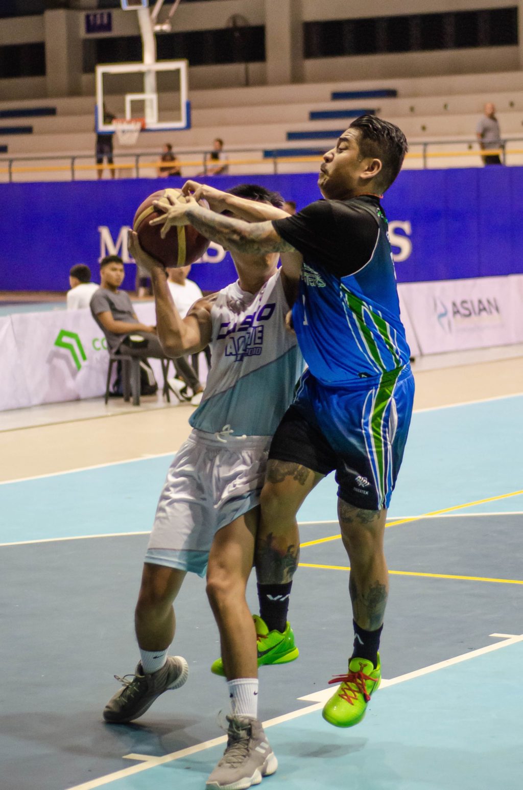 SHAABAA: Cebu Landmasters sweeps elim round, moves to Division B’s playoffs. IN PHOTO IS Batch 2003's Carlo Cecil Alerta (in blue jersey) as he battles for a rebound against a player from Batch 2010 during their SHAABAA Season 25 game on September 28, 2022. | Photo from SHAABAA