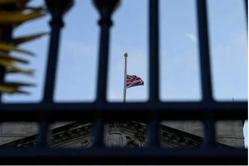 The UK flag flutters at half mast at Buckingham Palace, after Queen Elizabeth, Britain’s longest-reigning monarch and the nation’s figurehead for seven decades, died aged 96, according to Buckingham Palace, in London, Britain September 8, 2022. REUTERS