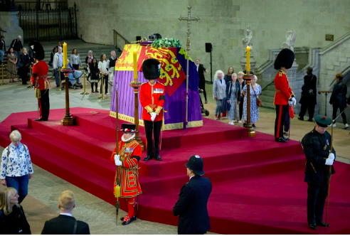 Who's invited and who's not to Queen Elizabeth's funeral. Members of the public pay their respects as they pass the coffin of Queen Elizabeth II as it Lies in State inside Westminster Hall, at the Palace of Westminster in London on September 15, 2022. – Queen Elizabeth II will lie in state in Westminster Hall inside the Palace of Westminster, until 0530 GMT on September 19, a few hours before her funeral, with huge queues expected to file past her coffin to pay their respects. (Photo by Leon NEAL / POOL / AFP)