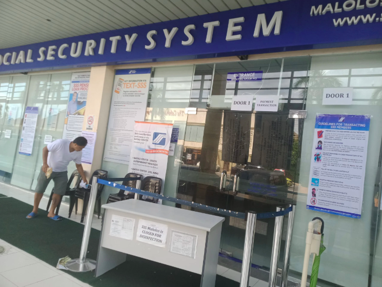 SSS. The Social Security Services office in the City of Malolos is closed for disinfection after eight of its employees were exposed to a COVID-19 patient. Photo by Carmela Reyes-Estrope