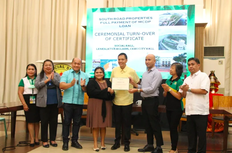 Cebu City Mayor Michael Rama received the certificate of full payment for its SRP loan.