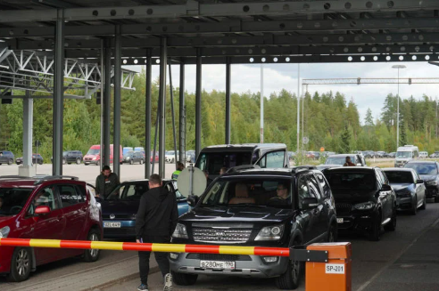 Cars queue to enter Finland from Russia at Finland’s most southern crossing point Vaalimaa, around three hour drive from Saint Petersburg, in Vaalimaa, Finland September 22, 2022. (REUTERS)