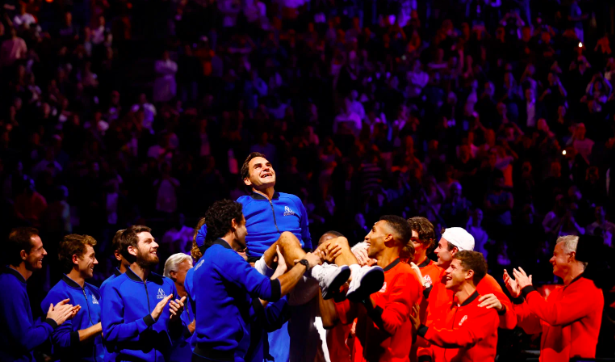 Tennis – Laver Cup – 02 Arena, London, Britain – September 24, 2022 Team Europe and World members lift Roger Federer at the end of his last match after announcing his retirement Action Images via Reuters/Andrew Boyers