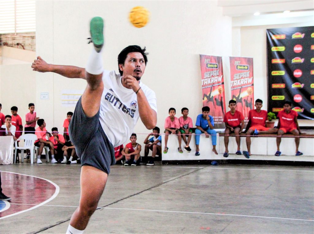 A player from Gutters Club Consolacion is seen in action at the Chooks-to-Go SMS-Boystown Sepak Takraw Open Invitational Tournament. | Photo from Chooks-to-Go Pilipinas