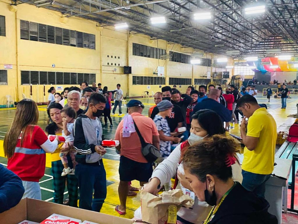 Personnel of the Department of Social Welfare and Development in Central Visayas provide hot meals to some 250 individuals stranded in Cebu City ports due to the effects of Tropical Storm Paeng. | DSWD-7
