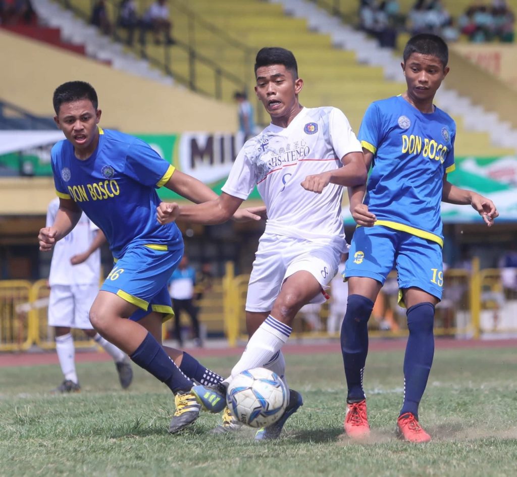 Leo Gabriel Maquiling (center) of Sacred Heart School-Ateneo de Cebu is double teamed by Don Bosco's Earl Matthew Berceles (left) and Trevor Lood in a Cesafi juniors football game at the Cebu City Sports Center. | CDN File Photo