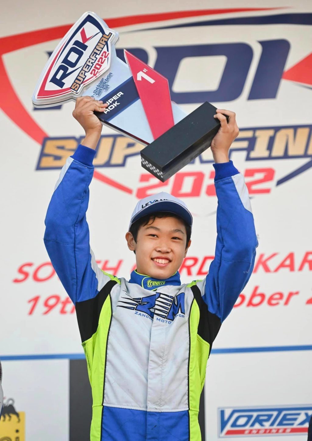Il karter di Cebuano William John Riley Co ha conquistato il primo posto alla OK Super Final 2022 al South Garda Karting di Lonato, in Italia, durante il fine settimana.  |  Foto dalla pagina Facebook di Go