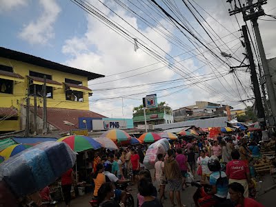 Oponganons given cashless payment option or pay in cash for tricycle fare, buying goods in market. The Lapu-Lapu City Public Market vendors are encouraged to provide cashless payment options to customers. | Futch Anthony Inso