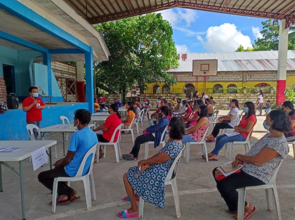 Potential 4Ps beneficiaries attend community assembly of DSWD-7 in Brgy. Bitoon, Daanbantayan, Cebu. | DSWD-7