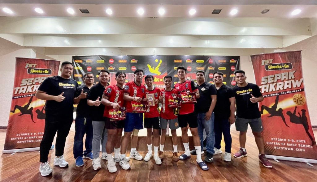 The Mandaue City Sepak Takraw Association team (wearing red shirts) pose with the organizers of the Chooks-to-Go SMS-Boystown Sepak Takraw Open Invitational Tournament during the awarding ceremony on Sunday evening, Oct. 9, 2022. | Contributed Photo