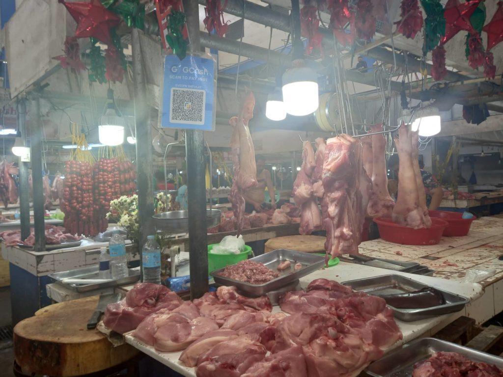 The Mandaue City public market has gone digital with some vendors starting to apply cashless payments through mobile phones in their transactions with customers. | Mary Rose Sagarino 