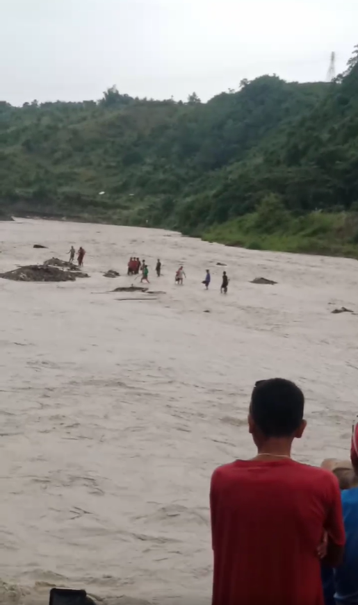 Seven men extracting sand in Hinulawan river are rescued after they were stranded in the middle of the rising river in Toledo City this afternoon, Oct. 28. | Dikie Navaja Juarez via Futch Anthony Inso