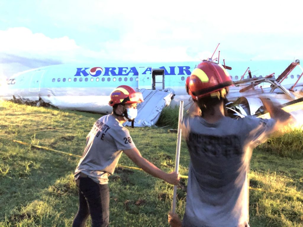 CAAP exec: Korean aircraft sent distress call for problematic touchdown before landing. In photo are Lapu-Lapu emergency personnel check out the Korean Air flight KE 631 aircraft, which overshot the runway at the Mactan Cebu International Airport.  | Photo courtesy of Nagiel Bañacia Facebook page