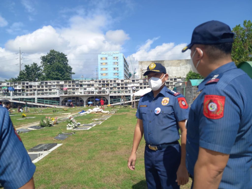 Police Colonel Jeffrey Caballes, Mandaue City Police Office director, inspects cemeteries in Barangay Guizo, Mandaue City today to check on the implementation of their security plan there. | Mary Rose Sagarino