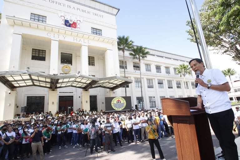 Cebu City Mayor Michael Rama address City Hall employees in a gathering at Plaza Sugbo.