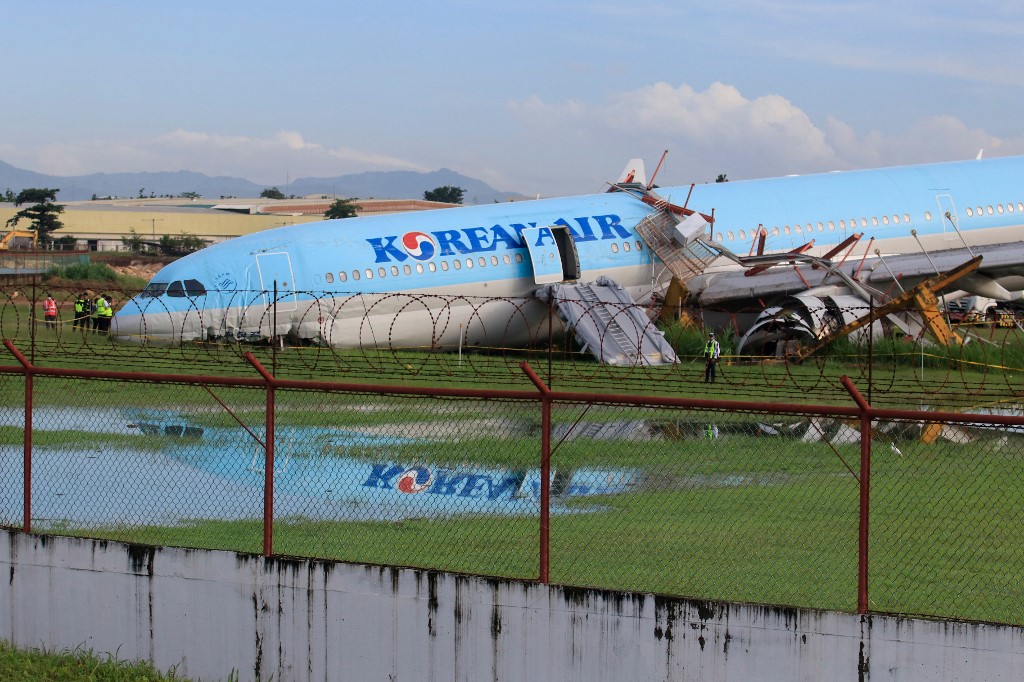 Korean Air flight #KE631 slid off the runway while landing at the Mactan-Cebu International Airport on Sunday.