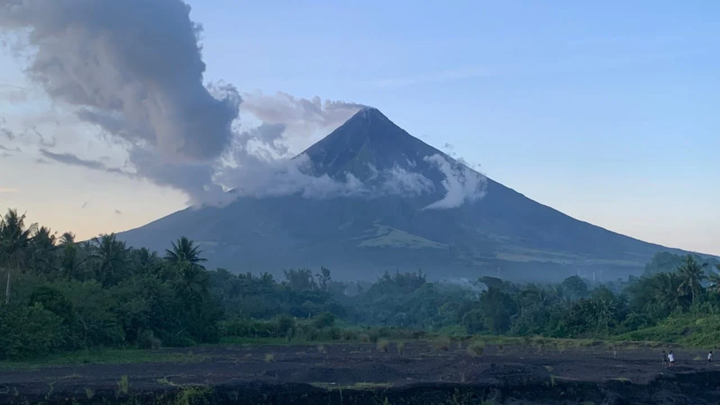 Disaster execs readies evacuation plan as Mount Mayon remains restive
