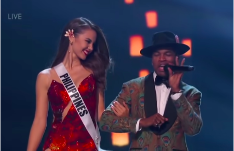  Catriona Gray and Ne-Yo in Miss Universe 2018 pageant. Image: Miss Universe via screengrab from YouTube/Ne-Yo