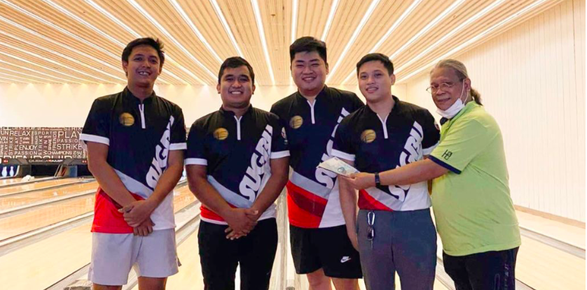 GJ Buyco (from left), Maeng Viloria, Aui Padawan, and Heber Alqueza pose for a group photo during the awarding ceremony of the SUGBU Team League on Sunday, Oct. 30, 2022 at the SM Seaside City Cebu Bowling Center. Joining them was Sugbu EVP Gefre Guy Buyco. | Contributed Photo
