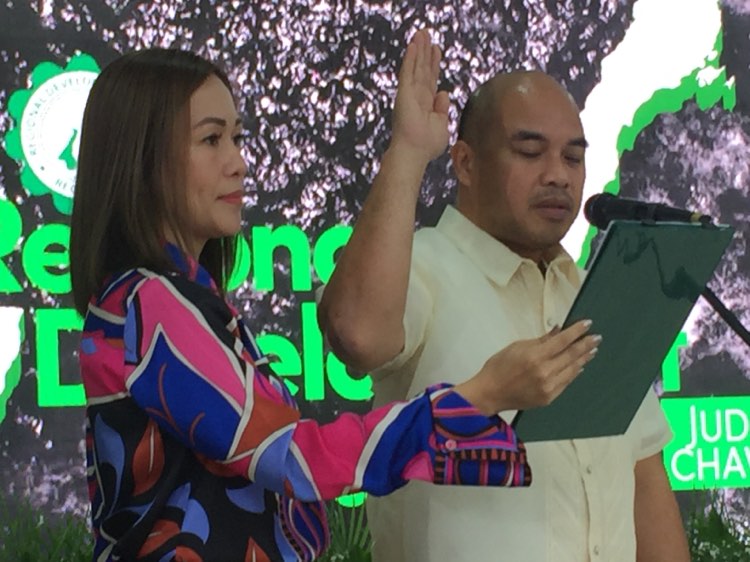 Bohol Gov. Aris Aumentado takes his oath as the new chairperson of the Regional Development Council in Central Visayas.