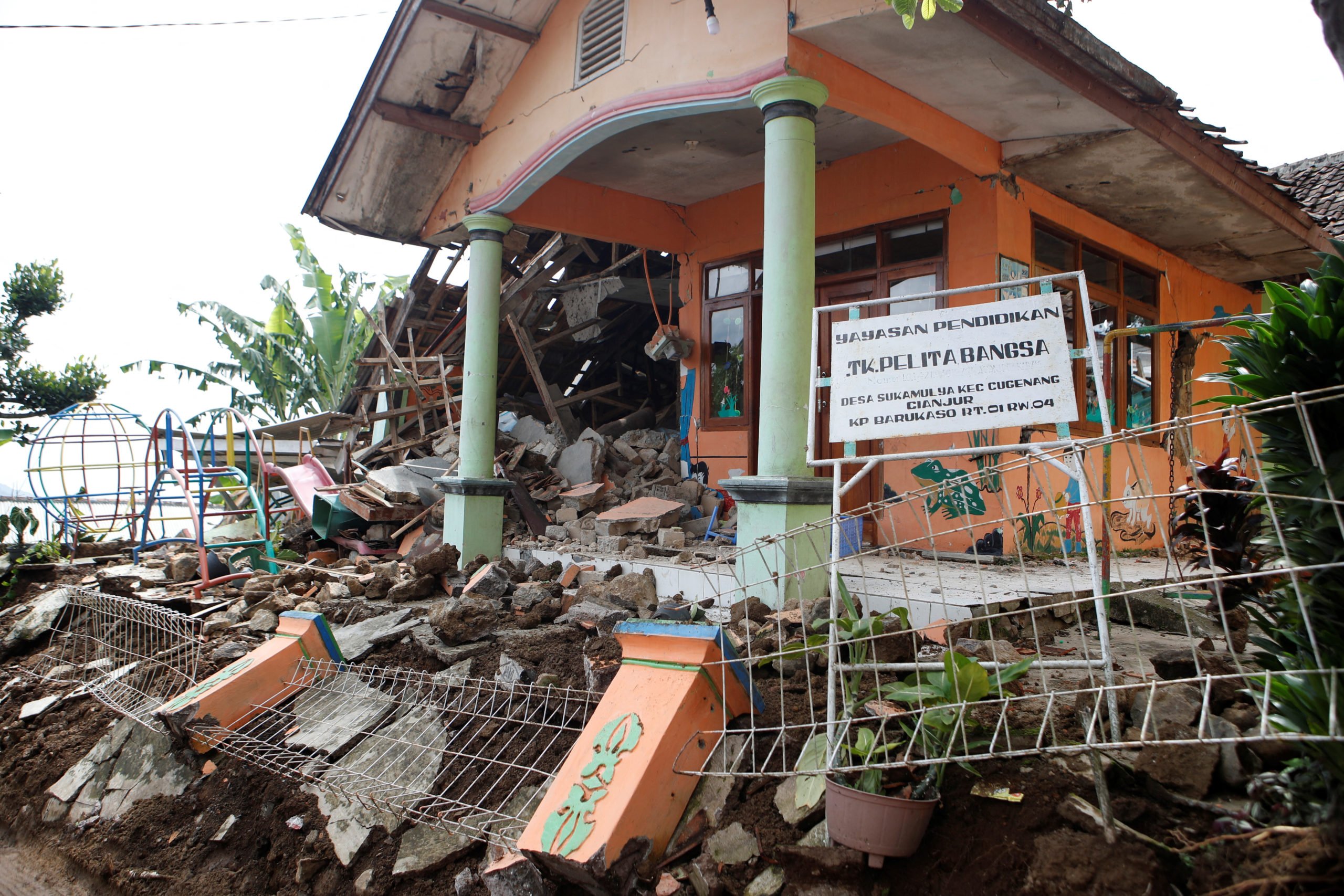 Death Toll From Indonesia Quake Rises To 321, Official Says | Cebu ...