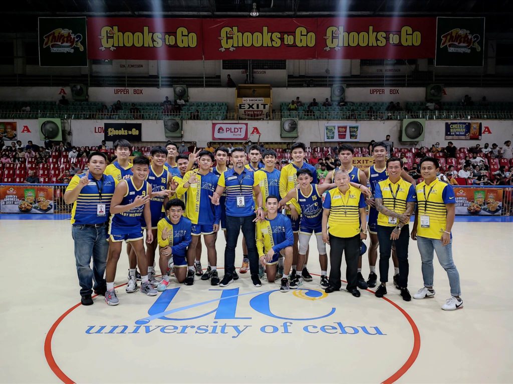 The UC Baby Webmasters poses for a group photo at center court after beating UV Baby Green Lancers in the Cesafi high school tournament. | Glendale Rosal